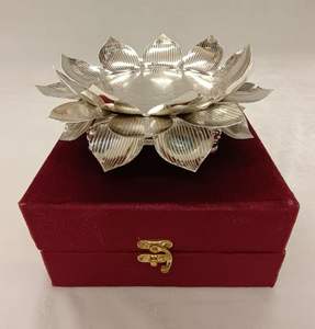 Regalo de contenedor Kumkum de vaca de aluminio de fundición tradicional en caja de terciopelo - Product Image 6