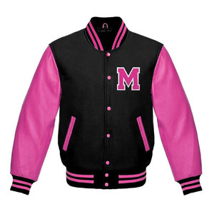 นี่คือเสื้อแจ็คเก็ตวาร์ซิตี้สีดำและชมพูร้อนแรง พร้อมตัวอักษร "M" ขอบสีขาวบนหน้าอก - Product Image 1
