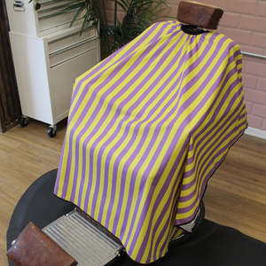 Capa de peluquero de poliéster duradero con diseño de rayas personalizado, ropa de trabajo impermeable - Product Image 1