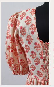 Robe midi tendance, design floral unique, design uni, longue, froncée, col cœur, bouton, manches bouffantes courtes - Product Image 5