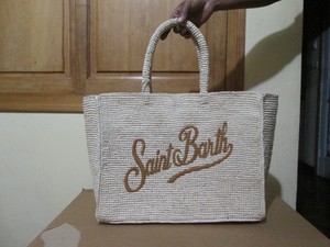 Sac à main carré en crochet fait main pour femme de Madagascar, 100 % coton écologique, bicolore avec pompon et doublure en toile, fermeture auto-agrippante - Product Image 6