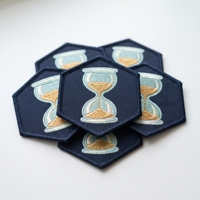 Badge hexagonal vintage sablier en sergé bleu marine avec bordure marine, thermocollant, pour la création de patchs personnalisés en gros