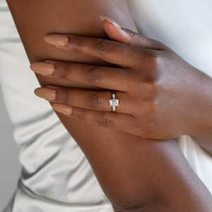 Anillo de compromiso de tres piedras con corte esmeralda para mujer - Product Image 2