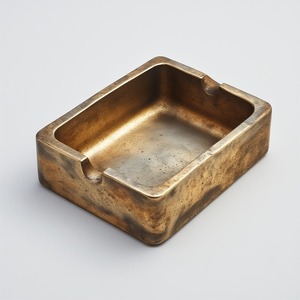 Cendrier à cigares élégant en aluminium de forme ronde, gravé à la main, écologique et durable pour les intérieurs de maison d'inspiration patrimoniale - Product Image 3