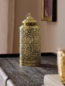 Farol Cilíndrico de Metal Dorado Elegante Especial para Ramadán con Intrincados Relieves, Brillo Suave de Vela, Ideal para Decoración Festiva del Hogar - Product Image 5