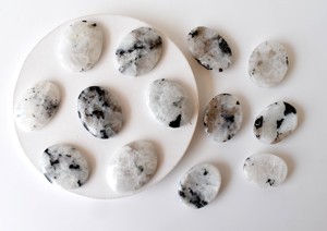 Proveedor Principal de Piedras de la Luna Arcoíris, Piedras de Cristal Ovaladas para el Pulgar, Piedras de Chakra - Product Image 6