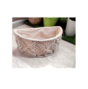 Cesta de macramé hecha a mano de algodón con tema establecido diseñada en decoración artística para tiendas de conveniencia disponibles en tamaños personalizados - Product Image 3
