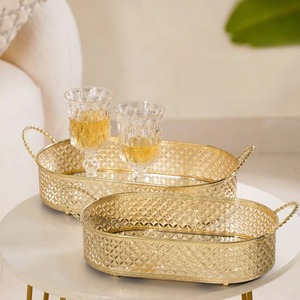 Plateau en métal fini antique fait à la main pour la décoration intérieure Plateau de service fonctionnel avec qualité traditionnelle pour les plats et les assiettes - Product Image 1