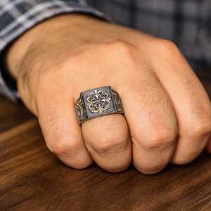 Bague pour homme en argent sterling 925, motif carré gravé, bijou artisanal, sertissage invisible, rhodié, pour usage quotidien - Product Image 1