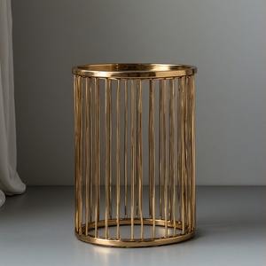 Table d'appoint en métal de style postmoderne de luxe avec finition en PVD doré sur mesure, idéale pour la décoration de la maison, avec fonction de miroir. - Product Image 1