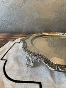Bandeja de Exhibición Ovalada de Diseño en Oro y Plata con Borde Ornamentado, Ideal para Decoración de Comedor de Lujo y Celebraciones - Product Image 6