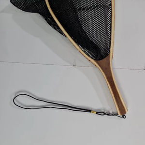 Filet à main en bois de haute qualité pour la pêche à la mouche et la libération de la truite avec un long crochet de suspension élastique profond - Product Image 1
