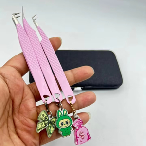 Pince à épiler professionnelle Labubu Charm 90 degrés rose en acier inoxydable pour extensions de cils, pointes en fibre solide, précision, durable, lisse - Product Image 2