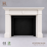 Manteau de cheminée de luxe en marbre naturel cannelé blanc pour insert à gaz, idéal pour la décoration intérieure de projets hôteliers, cadre de foyer en pierre