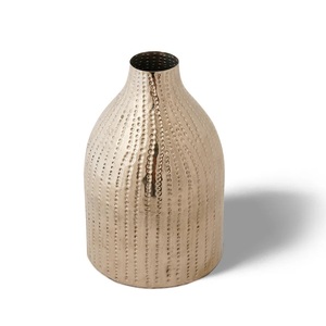 แจกันโลหะดีไซน์วินเทจสีแดงขายดี ขนาดกลาง 17.8 ซม. แจกันดอกไม้คุณภาพสูง แจกันตั้งพื้น ดีไซน์ยอดเยี่ยม - Product Image 2