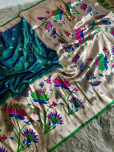 ผ้าส่าหรีไหมพายทานีสำหรับผู้หญิง พร้อมพัลลูสีทองหรูหรา ลายดอกบัวและนกยูงสีทองสดใส ขอบลายดอกไม้สีทอง ผลิตในอินเดีย - Product Image 3