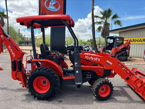 Tractor Kubota Usado 4x4 Subcompacto con Cargador Frontal y Retroexcavadora - Product Image 5