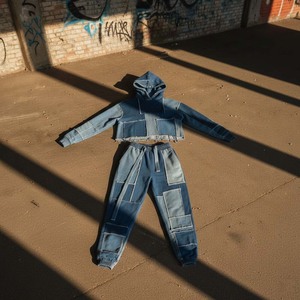 Ensemble de survêtement pour femme en denim patchwork bleu en coton, avec sweat à capuche déstructuré à coutures brutes et pantalon de jogging ajusté respirant, deux pièces - Product Image 4