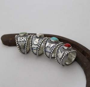 Anillo de plata de ley hecho a mano con opciones personalizadas, joyería de graduación personalizada, elegante regalo único para estudiantes - Product Image 3