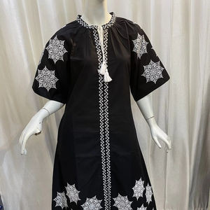 เดรสยาวลำลองดีไซน์เก๋สำหรับผู้หญิง สไตล์ยูเครนตะวันตก เหมาะสำหรับงานปาร์ตี้ ปักลายด้วยเครื่องจักร แขนสั้น ผ้าฝ้าย 100% - Product Image 1