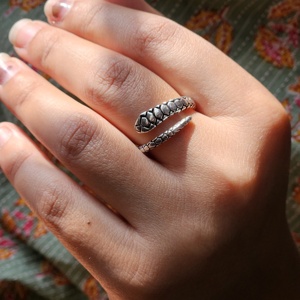 Bague serpent en argent oxydé plaine accessoire de mariage et de fête - Product Image 2