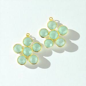 Aqua Calcedony Gemstone Flower Design Bezel Set Charm Pendentif plaqué or - Product Image 1
