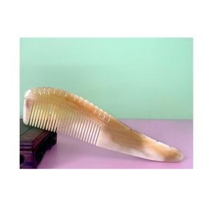 Peine de cuerno auténtico respetuoso con el medio ambiente herramienta hecha a mano duradera acabado pulido hecho de cuerno ideal para el peinado y cuidado del cabello - Product Image 2