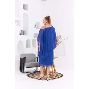 Robe midi en mousseline de soie bleu safran pour femmes grandes tailles RMG avec imprimé sur l'épaule, élégante tenue de vacances d'été - Product Image 5