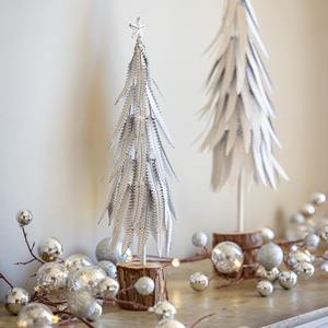 Ornement de sapin de Noël en métal brillant Décoration de vacances moderne pour table d'angle de salon ou configuration de fête de Noël - Product Image 1