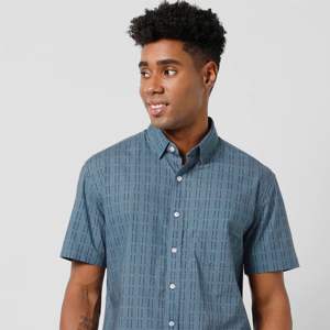 Camisa de playa de lino transpirable para hombre: perfecta para los días calurosos de verano y la ropa de resort, disponible en blanco clásico y colores de moda - Product Image 5