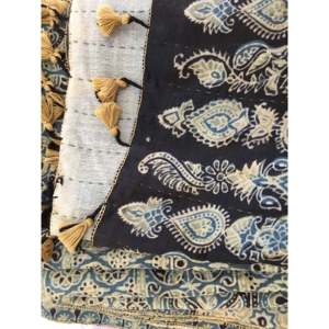 ผ้าคลุมไหล่ไหมและขนสัตว์ทอมือแบบสองด้านลายอินดิโก้สีเหลืองอมน้ำตาล/ลายเมฆ พิมพ์ลายด้วยมือด้วยเทคนิคการวาดด้วยมือแบบอัจราคห์ - Product Image 1