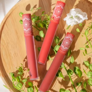 Crema ligera mate de larga duración con brillo de labios colorete DE ALTO pigmento coreano con gel de acabado colorete negro forma regordeta de marca alta - Product Image 1