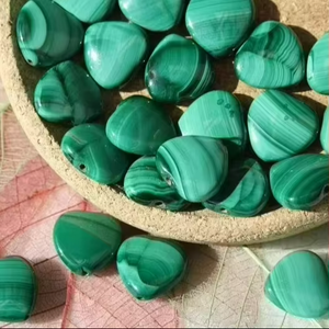 Pendentif en malachite naturelle fait à la main, cabochon en forme de cœur, pierre précieuse polie de haute qualité, pierres précieuses en vrac disponibles - Product Image 1