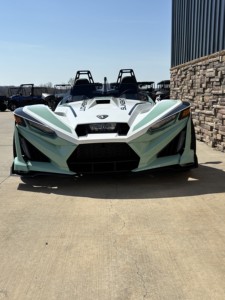 Polaris Slingshot Roadster trois places, véhicule sportif à toit ouvert, alimenté à l'essence, vert menthe, carrosserie blanche, roues noires, certifié CE - Product Image 5