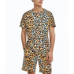 Conjunto doble deportivo de verano de estilo callejero para hombre, camiseta de manga corta con estampado de satén transpirable, pantalones cortos sólidos de talla grande, conjunto de 2 piezas - Product Image 2