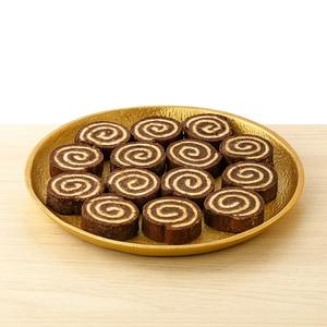 Bandeja decorativa de metal para servir perfecta para chocolates hechos a mano con detalles de primera calidad para agregar un toque de sofisticación - Product Image 4