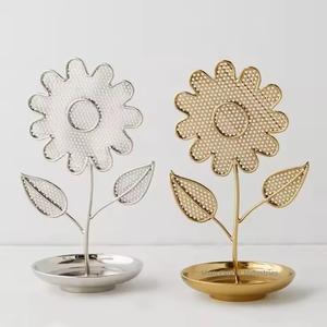 Nouveau support de bijoux décoratif en fer doré Design de fleurs avec plateau en métal pour le stockage d'affichage et le support de décoration de table - Product Image 6