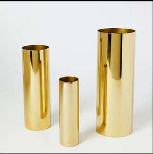 Elegante florero de metal con cuerpo pulido y apertura estrecha, perfecto para decoración contemporánea y un estilo interior elegante. - Product Image 6