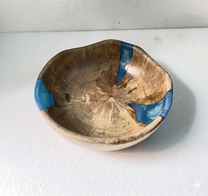 Bol de service de luxe en bois naturel durable et écologique avec des accents d'art en résine pour les salades, les fruits, les aliments secs et les fêtes - Product Image 2