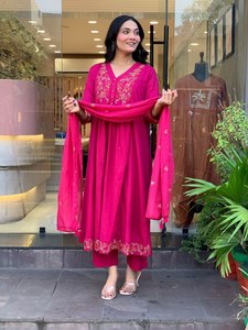 Ensemble Kurti Anarkali en soie Chanderi rose magenta de qualité supérieure avec pantalon et dupatta brodé - Product Image 3