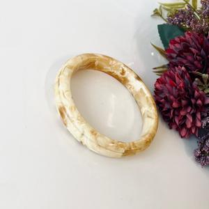 Bracelet jonc artisanal blanc et jaune en ambre baltique naturel ; Bracelet jonc classique en résine avec des touches marbrées beige - Product Image 3