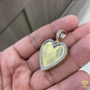 Pendentif photo en forme de coeur en argent sterling 925 avec diamant cultivé en laboratoire VVS avec gravure personnalisée et placage d'or - Product Image 2