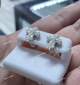 Mini Aretes Cruzados con Micro Pavé de Diamantes Moissanite en Plata de Ley 925, Diseño Elegante para Uso Diario - Product Image 3