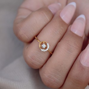 Bague en or massif 18 carats certifiée IGI pour femme, minimaliste, avec diamant rond taille brillant, livraison le jour même - Product Image 1