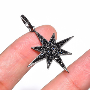 Colgante de Plata de Ley 925 con Espinela Negra, Diseño de Estrella Estilo Victoriano, Engaste Minimalista con Pavé, Chapado en Negro - Product Image 3