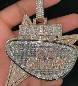 Colgante de Lujo Hip Hop de Plata de Ley 925 con Letra Personalizada Iced Out, Diamantes de Moissanita VVS Brillantes Redondos y Baguette - Product Image 1