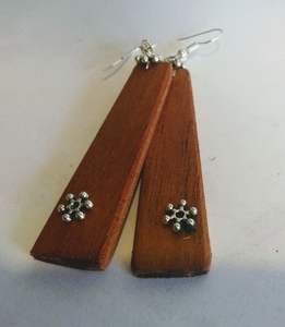 Boucles d'oreilles en bois noir et blanc classiques à la mode avec perles sur des cerceaux en bois pour dames femmes portent des bijoux de haute qualité - Product Image 3