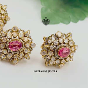 Pendientes de tuerca con elegancia floral en rubí rosa y piedras preciosas verdes, engaste de bisel en oro blanco, oro amarillo y oro rosa, certificado IGI - Product Image 5