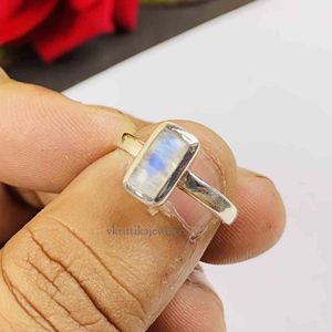 Bague de fiançailles en argent sterling 925 faite à la main, pierre de lune arc-en-ciel bleue feu, design classique, nouveau design, cadeau de mariage, fêtes, vente en gros - Product Image 1