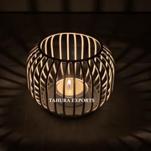 Bougeoir de style cage vintage classique avec aspect antique et barres incurvées pour la lumière du soir classique dans les thèmes de décoration traditionnels - Product Image 1